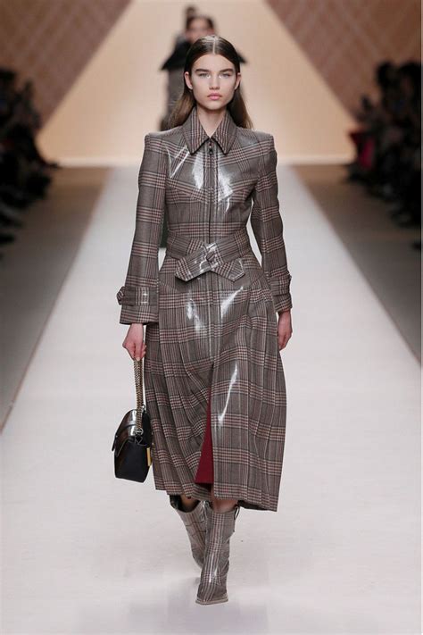 fendi vestito marrone donna foto pubblicità autunno inverno 2018|La sfilata di Fendi Autunno Inverno 2018/2019 a Milano .